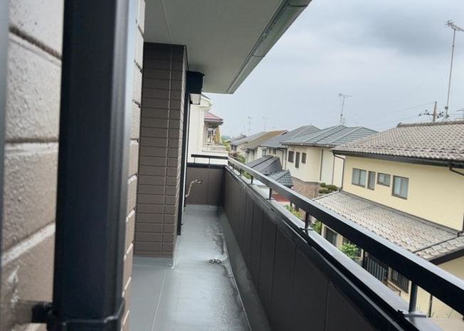 【バルコニー】 | バルコニーは、室外の専用スペースのうち、「屋根がなく開放された空間」であるものを指します。ベランダより広いタイプのものが多く、日当たりもよいため家庭菜園などを楽しみたい人にとって適した環境となります。