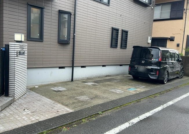 【駐車場】 | 駐車場と明記されていても、最小スペースでつくられた駐車場だと大型車は駐車できなかったり、出入りしにくくなったりする可能性があります。お車のサイズと購入したい物件の駐車場のサイズを現地で確認しましょう。