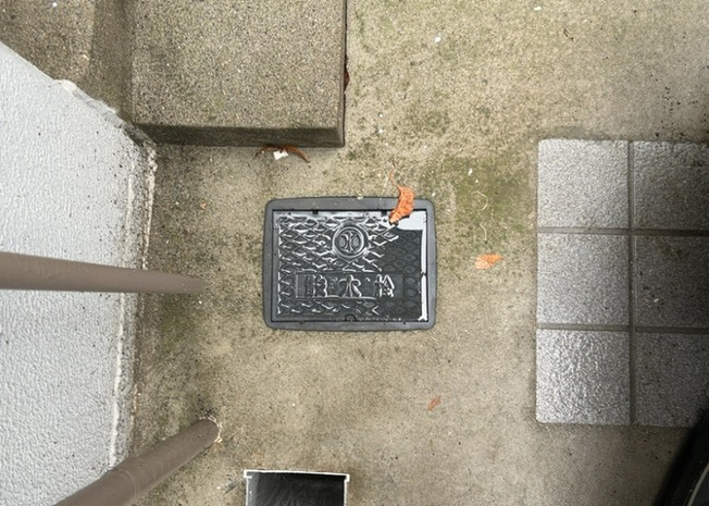 【設備】 | 敷地内に散水栓や立水栓があると便利です。水道水を直接利用できるため、水を運ぶ手間を省くことが出来ます。大量の水を必要とする洗車作業や清掃などに役立ちます。その他設備とあわせて、現地でご確認ください。