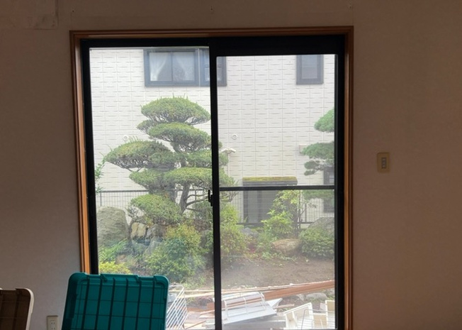 【内装】 | サッシは、ガラス窓に使用される金属製の窓枠です。一般的に住宅建築では、金属製建具工事の段階でガラス類・玄関などと同時に設置されます。種類や構造により断熱性能や遮音性能が異なるので現地でご確認ください。
