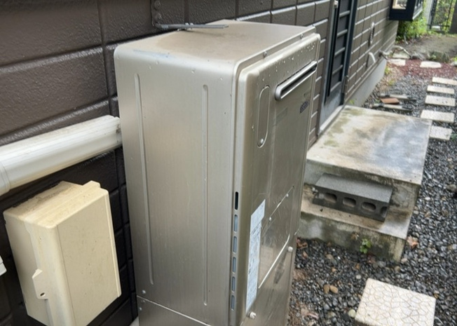 【発電・温水設備】 | 省エネ給湯器とは従来型の給湯器より熱効率が高く、少ない燃料でたくさんのお湯を沸かすことが出来る高効率な給湯器のことを指します。また、省エネ給湯器には種類があり、利便性や効果なども様々です。