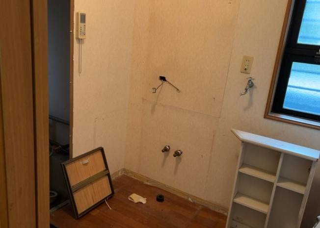 【脱衣所】 | 多くの戸建て住宅で見かける洗面脱衣所は、洗面台と洗濯機が2畳ほどのスペースに並べられていて、洗面所が脱衣所を兼ね備えている間取りが一般的です。お客様が利用することもある、パブリックな空間でもあります。