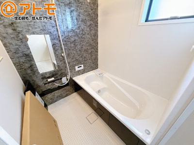 【浴室】 | 島田市稲荷4丁目　新築戸建　全1棟 | お子様やお年寄りが使いやすいだけでなく、半身浴にも便利なベンチタイプの湯舟です。お湯の節約にも！