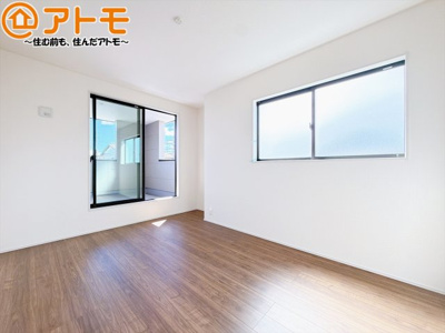 【寝室】 | 島田市稲荷4丁目　新築戸建　全1棟 | バルコニーに面したお部屋なので、布団などの大きなものも楽々干せます♪