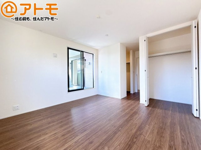 【寝室】 | 島田市稲荷4丁目　新築戸建　全1棟 | 収納スペースもしっかり確保したお部屋は、収納家具の数も減らせるのでお部屋を広く使えます！