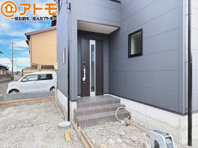 【玄関】 | 島田市稲荷4丁目　新築戸建　全1棟 | 落ち着いた色合いの玄関はダブルロックで防犯性に優れた仕様になっています♪