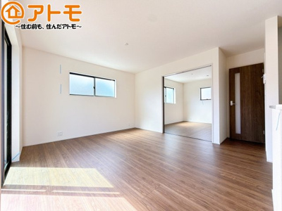 【居間・リビング】 | 島田市稲荷4丁目　新築戸建　全1棟 | 日当たりのよいリビングは、一年を通してぽかぽかとしています。家族が自然と集まる空間になりそうですね♪