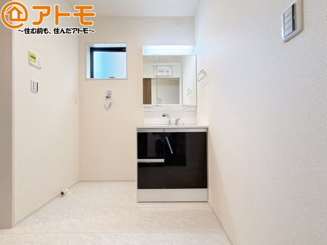 【独立洗面台】 | 島田市稲荷4丁目　新築戸建　全1棟 | 三面鏡の中は収納になっているため、スッキリとした洗面台を保つことができます♪
