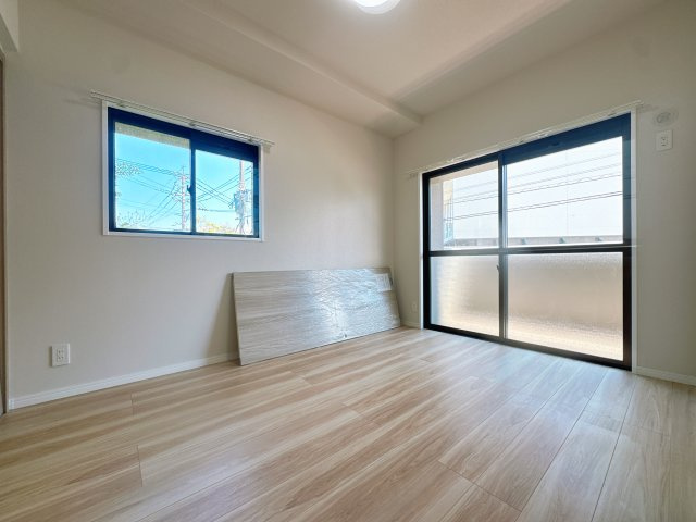 【洋室】 | ロワールマンション二日市3☆仲介手数料無料☆ | 柔らかな光が差し込むプライベートルーム。シンプルで落ち着いた内装は、どんな家具とも相性抜群です。