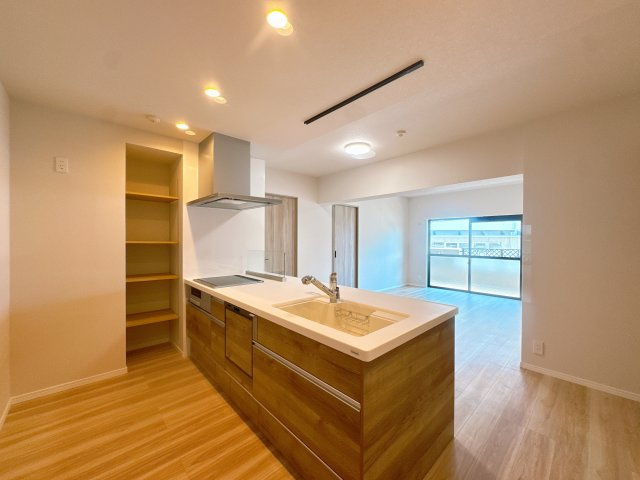 【居間・リビング】 | ロワールマンション二日市3☆仲介手数料無料☆ | 【陽光あふれる開放的なLDK】 家族が集うリビングは、大きな窓から自然光が差し込む明るい空間。隣接するお部屋を開放すれば、より広々とした大空間として多目的に活用いただけます。