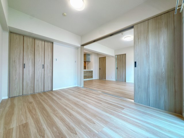 【洋室】 | ロワールマンション二日市3☆仲介手数料無料☆ | 柔らかな光が差し込むプライベートルーム。シンプルで落ち着いた内装は、どんな家具とも相性抜群です。