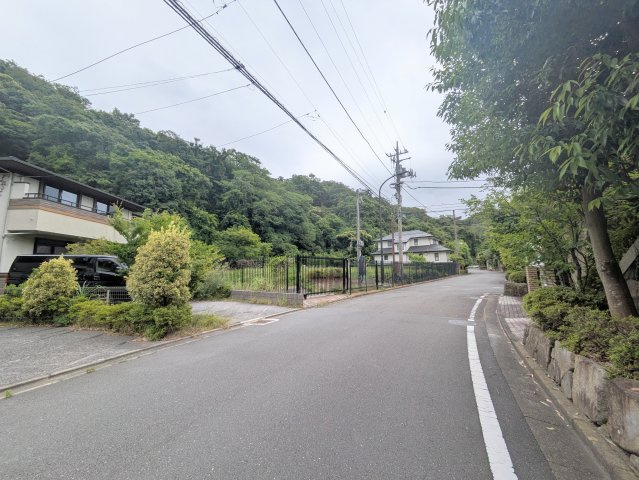 自然豊かな住環境　リノベーション済の前面道路含む現地写真|前面道路