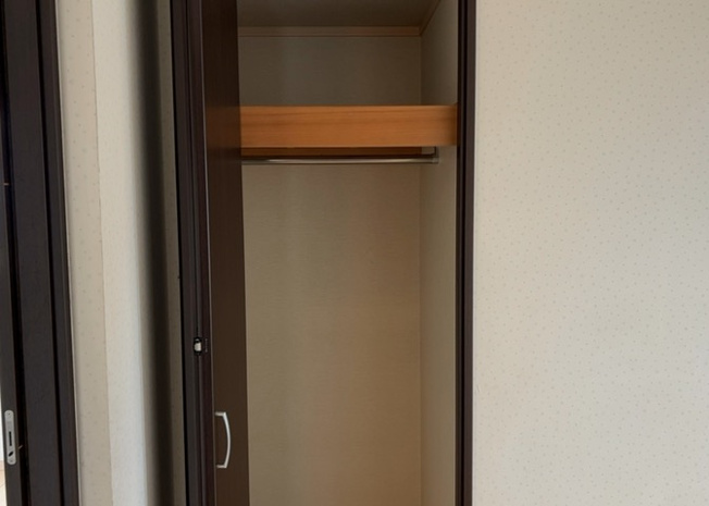 【収納】 | デザイン性を重視しすぎて収納が少なかった！なんてことにならないため、事前に現地で収納の数を確認しておくことをお勧めします。クローゼット以外にも床下収納や屋根裏収納、パントリーなどもチェックしましょう。