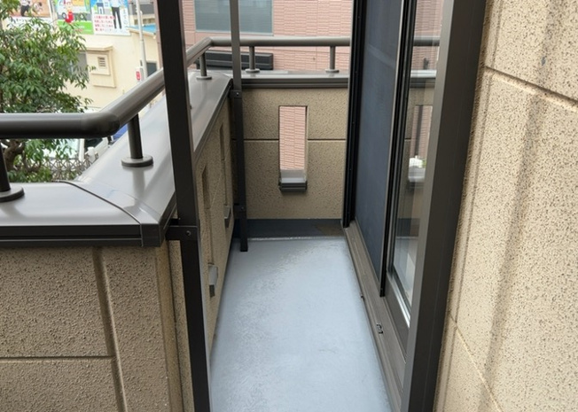 【バルコニー】 | バルコニーは、室外の専用スペースのうち、「屋根がなく開放された空間」であるものを指します。ベランダより広いタイプのものが多く、日当たりもよいため家庭菜園などを楽しみたい人にとって適した環境となります。