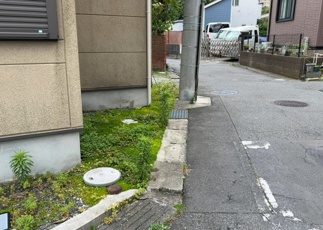 【庭】 | 庭があることでガーデニングや家庭菜園はもちろん、こどもの遊び場やペットを放して遊ぶことができます。また、家の周囲に余裕があるということです。隣地との間があれば、十分な日当たりと、風通しが確保できます。