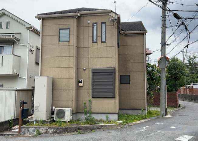 【前面道路含む現地写真】 | 住宅用の土地では前面道路に2m以上接していなければならないと法律で定められています。しかし、お持ちの車のサイズやライフスタイルなどにより、2mでは利便が悪い場合もございますので、事前に確認しましょう。