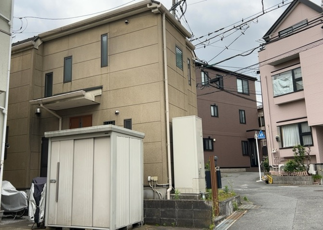 【前面道路含む現地写真】 | お持ちの車種によっては前面道路が広い方が便利でしょう。しかし、前面道路が広ければその分交通量が多くなるため、騒音などが気になる場合があります。実際に現地を見学し、周辺交通量や騒音などを確認しましょう！