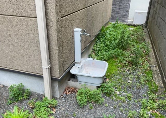【設備】 | 敷地内に散水栓や立水栓があると便利です。水道水を直接利用できるため、水を運ぶ手間を省くことが出来ます。大量の水を必要とする洗車作業や清掃などに役立ちます。その他設備とあわせて、現地でご確認ください。