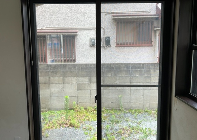 【内装】 | サッシは、ガラス窓に使用される金属製の窓枠です。一般的に住宅建築では、金属製建具工事の段階でガラス類・玄関などと同時に設置されます。種類や構造により断熱性能や遮音性能が異なるので現地でご確認ください。