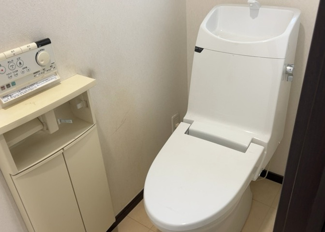 【トイレ】 | トイレは大きさや形、機能、抗菌性などが異なる多種多彩なタイプが各メーカーから出ています。それぞれに良さがあるため、事前にどういったタイプのトイレがいいのかをご家庭内で決めて、内見に行くといいでしょう。
