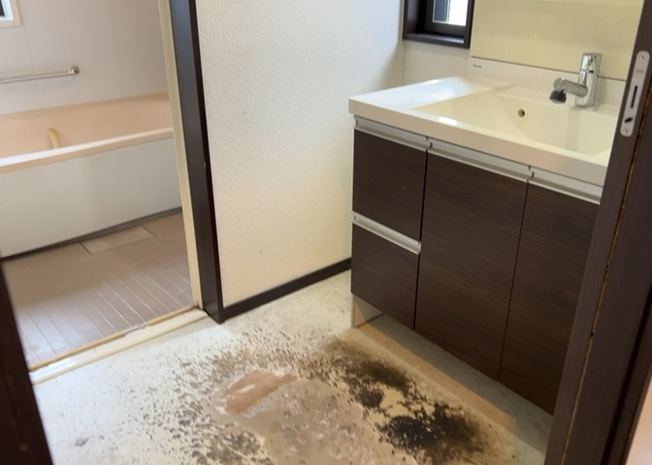 【脱衣所】 | 多くの戸建て住宅で見かける洗面脱衣所は、洗面台と洗濯機が2畳ほどのスペースに並べられていて、洗面所が脱衣所を兼ね備えている間取りが一般的です。お客様が利用することもある、パブリックな空間でもあります。