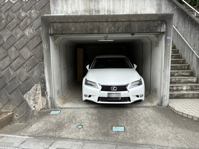 嵐山町廣野 中古戸建の駐車場|高さ２ｍのビルトインガレージ　１台分