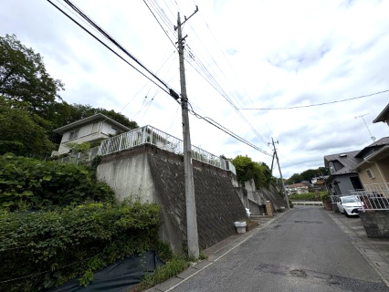 嵐山町廣野 中古戸建の前面道路含む現地写真|東南側幅員約4.8ｍ公道に約10.5ｍ接道