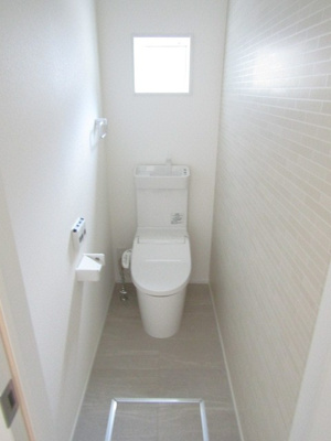 【トイレ】 | 【再生住宅】甲府市東光寺3丁目 | 清潔感のあるトイレです