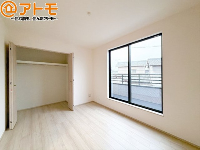 【寝室】 | 島田市旭2丁目　新築戸建　全1棟 | バルコニーに面したお部屋なので、布団などの大きなものも楽々干せます♪