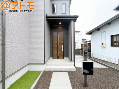 【玄関】 | 島田市旭2丁目　新築戸建　全1棟 | 落ち着いた色合いの玄関はダブルロックで防犯性に優れた仕様になっています♪