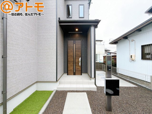【玄関】 | 島田市旭2丁目　新築戸建　全1棟 | 落ち着いた色合いの玄関はダブルロックで防犯性に優れた仕様になっています♪
