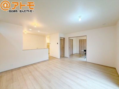 【居間・リビング】 | 島田市旭2丁目　新築戸建　全1棟 | 家族団らんのイメージは、リビングを思い浮かべませんか？リビングこそ広々としたお部屋が良いですね♪