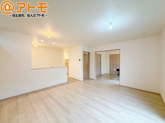 【居間・リビング】 | 島田市旭2丁目　新築戸建　全1棟 | 家族団らんのイメージは、リビングを思い浮かべませんか？リビングこそ広々としたお部屋が良いですね♪