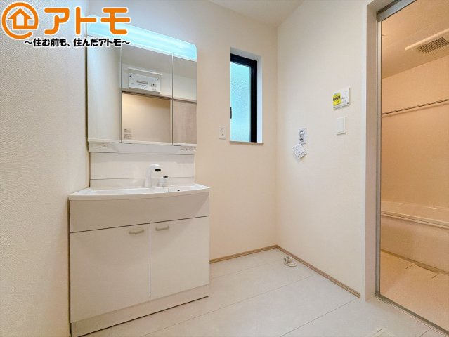【独立洗面台】 | 島田市旭2丁目　新築戸建　全1棟 | シャワータイプの洗面台は、洗濯物の土汚れなどの予洗いもしやすいため、お子様のいるご家庭でも大活躍！