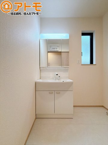 【独立洗面台】 | 島田市旭2丁目　新築戸建　全1棟 | 三面鏡の中は収納になっているため、スッキリとした洗面台を保つことができます♪