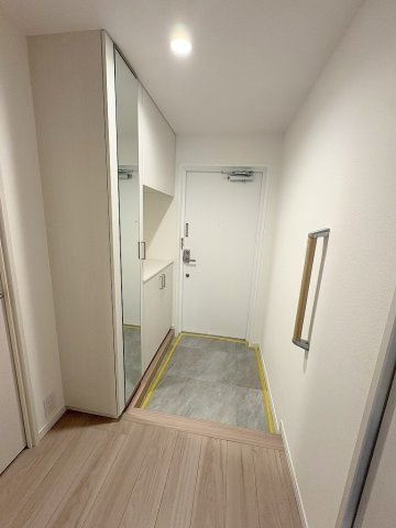 パークフィールドみさと2街区2号館の玄関|カウンター部分にはお好きなインテリアを飾れますね◎