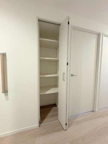 パークフィールドみさと2街区2号館の収納|廊下にも収納が付いているのでお部屋がスッキリ片付きます