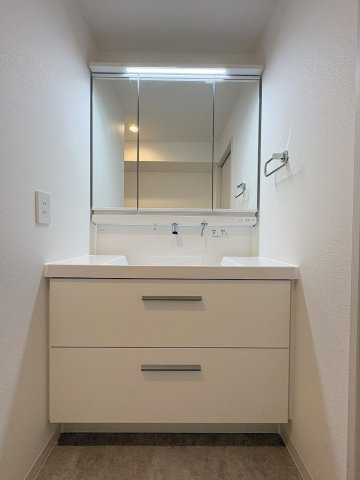 パークフィールドみさと2街区2号館の独立洗面台|シャワードレッサーでお掃除もラクラク