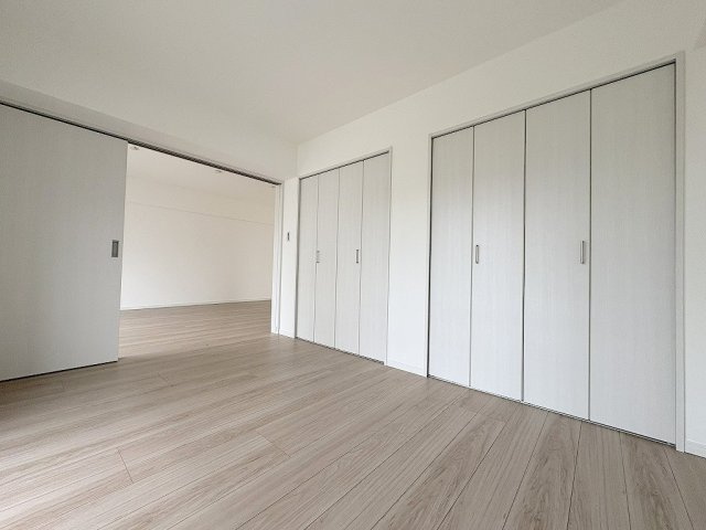 パークフィールドみさと2街区2号館の洋室|クローゼットが2ヶ所付いた洋室5.9帖