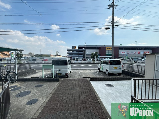 ファミール栄の駐車場