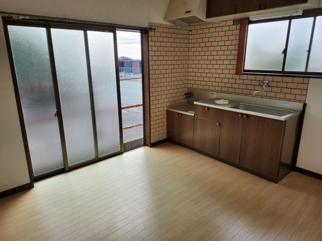 ソーラー発電システム平屋建住宅のダイニング|使いやすいキッチンです