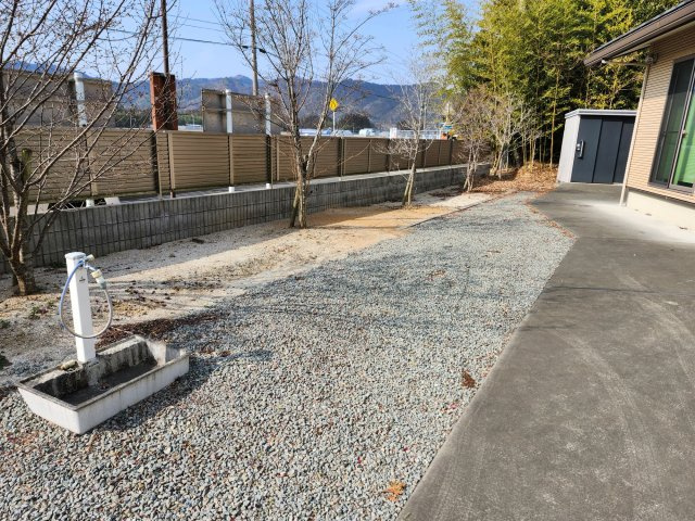 ソーラー発電システム平屋建住宅の庭|簡単な家庭菜園も楽しめるお庭です