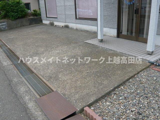 ＳＦ貸事務所の駐車場|店舗前駐車場