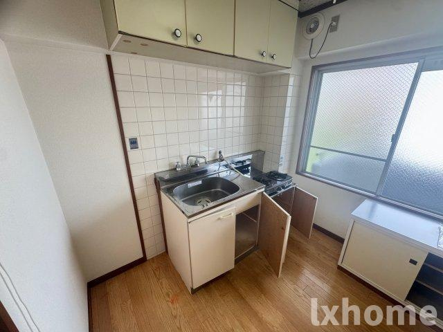 山本マンションのキッチン|コンパクトなキッチンで掃除もラクラク