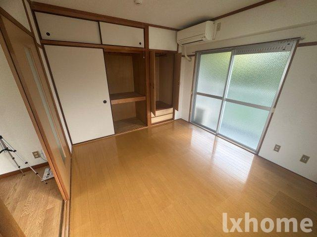 山本マンションの寝室|広くて明るい寝室