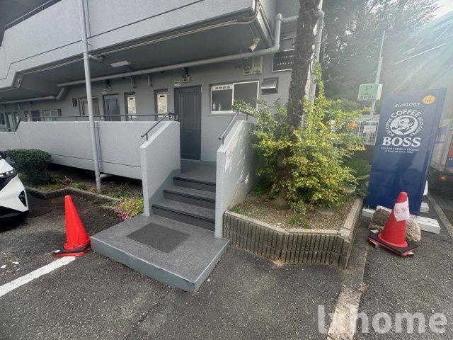山本マンションのエントランス|建物の内部です