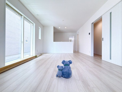 【居間・リビング】 | 前橋市南町2丁目　新築住宅 | ≪LDK≫
リビング・ダイニングは白を基調としたシンプルな空間。
雑貨やこだわりの家具など、レイアウトも自由に楽しめます！