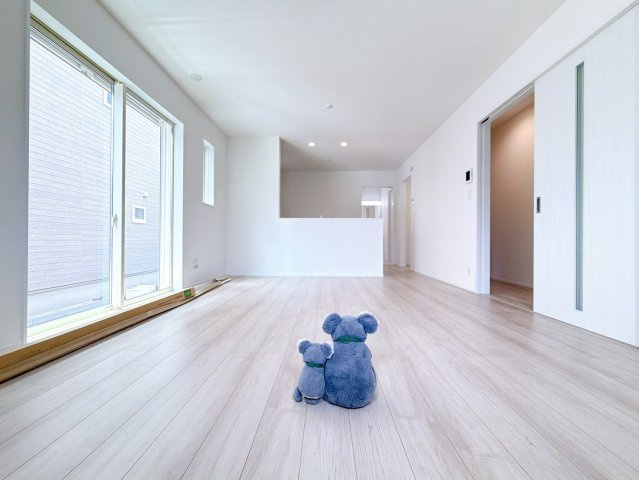 【居間・リビング】 | 前橋市南町2丁目　新築住宅 | ≪LDK≫
リビング・ダイニングは白を基調としたシンプルな空間。
雑貨やこだわりの家具など、レイアウトも自由に楽しめます！
