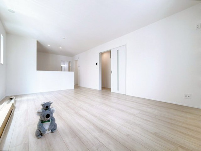 【居間・リビング】 | 前橋市南町2丁目　新築住宅 | 開放感あふれるリビング・ダイニングは、光と風を感じながら過ごせる心地よい空間。インテリアの映える落ち着いたデザインで、ゆとりある毎日を演出します。