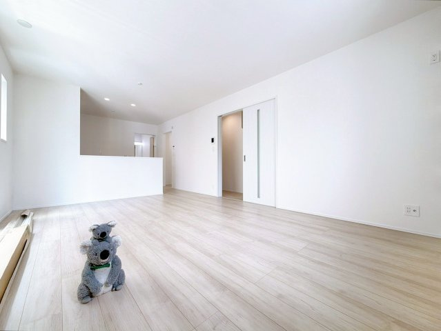 【居間・リビング】 | 前橋市南町2丁目　新築住宅 | 開放感あふれるリビング・ダイニングは、光と風を感じながら過ごせる心地よい空間。インテリアの映える落ち着いたデザインで、ゆとりある毎日を演出します。